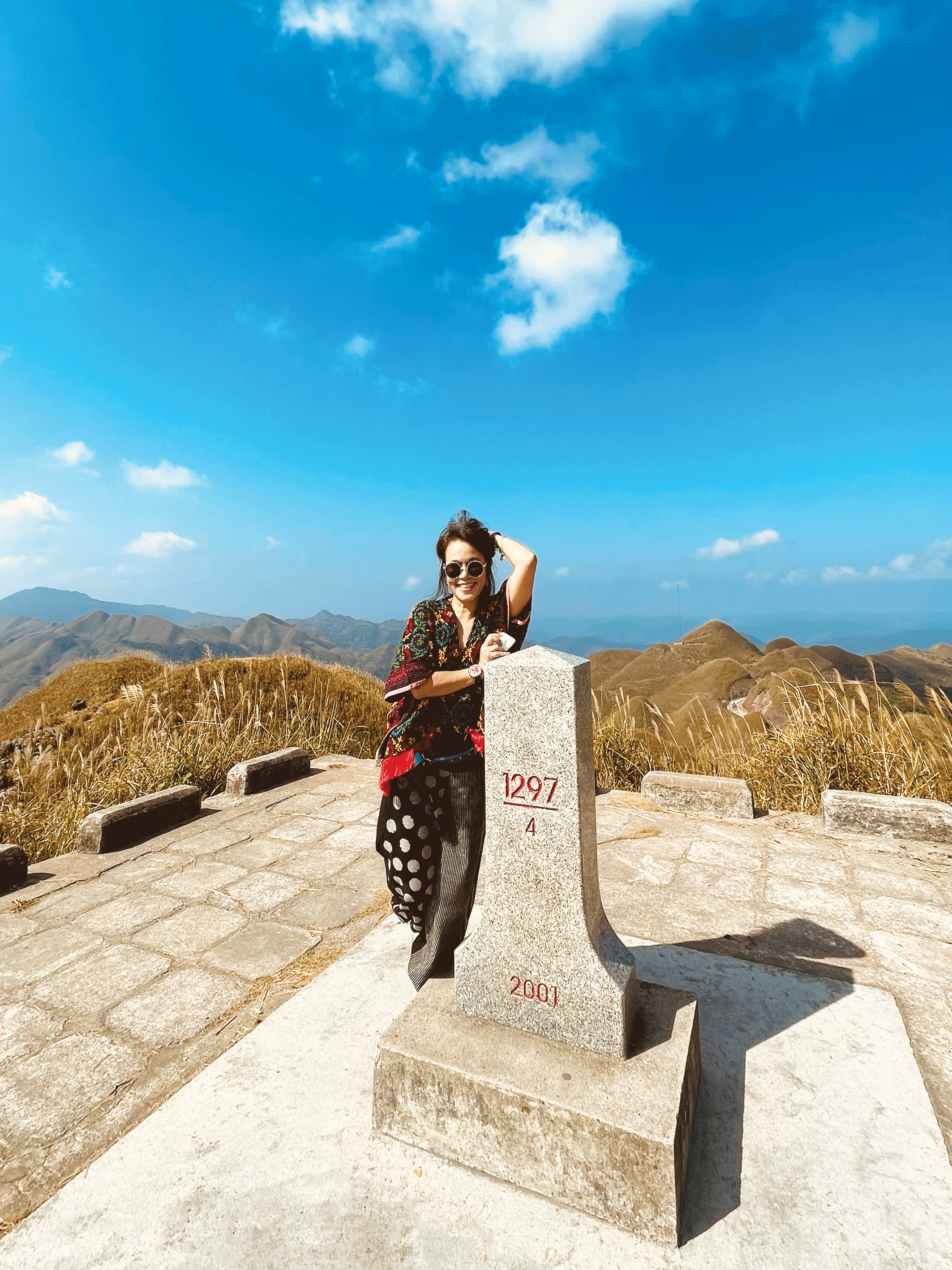 Tác giả bên cột mốc biên giới 1297 xã Bắc Xa, huyện Đình Lập, tỉnh Lạng Sơn