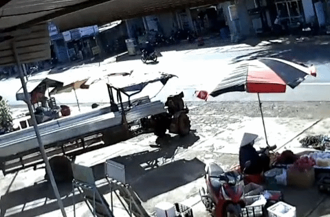 Khoảnh khắc xe đầu kéo gây tai nạn tại chợ 312 (Ảnh cắt từ clip)