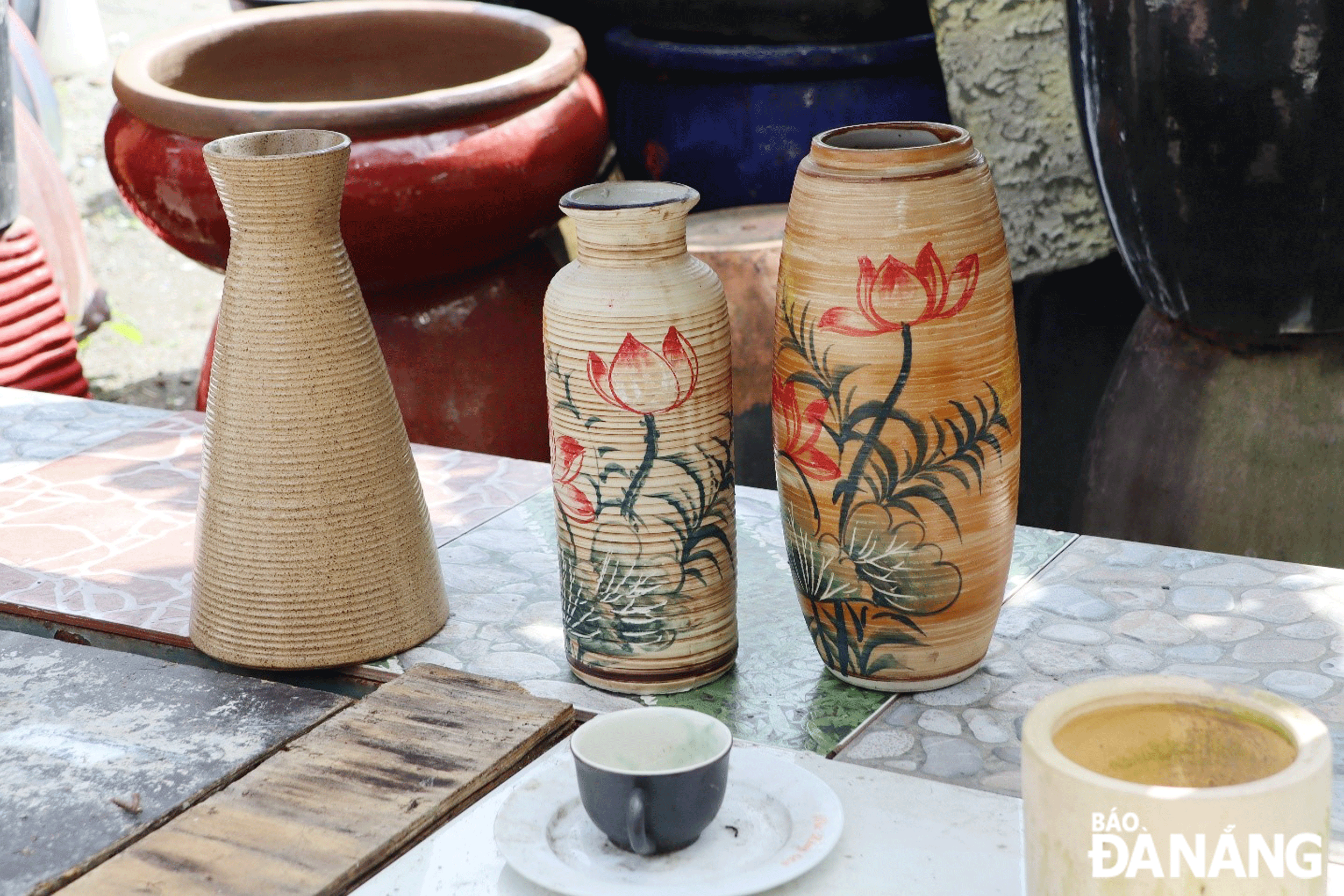 Những độc bình chờ cành mai, cành đào... Ảnh: NHƯ HẠNH Những độc bình chờ cành mai, cành đào... Ảnh: NHƯ HẠNH