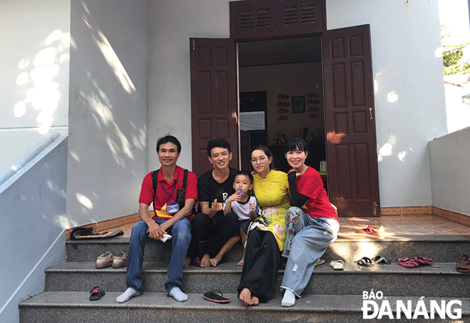 Khách đến thăm vợ chồng tại căn nhà số 4 ở Trường Sa Lớn. Ảnh: T.A.Q