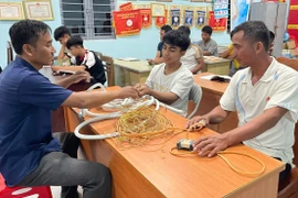 Dù đã lớn tuổi và bận rộn đồng áng, nhiều nông dân vẫn tranh thủ thời gian học nghề thợ điện, thợ máy.