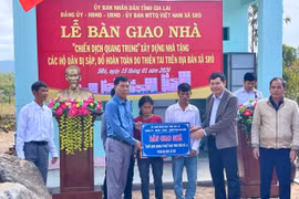 Lễ bàn giao nhà ở cho đồng bào dân tộc thiểu số tại xã Sró, huyện Kông Chro trong khuôn khổ Chiến dịch Quang Trung vào sáng ngày 15-1.