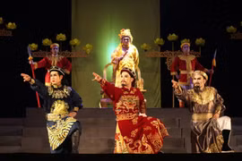 Vở tuồng Hiền thần của tác giả Lê Công Phượng do Nhà hát Nghệ thuật Hát Bội TP. Hồ Chí Minh dàn dựng thu hút đông đảo khán giả trẻ tham gia thưởng thức.