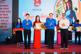 Cô giáo Lê Thị Dung, Tổng phụ trách Đội Trường Tiểu học Lê Hồng Phong, phường Hội Phú, tỉnh Gia Lai được tuyên dương Nhà giáo trẻ tiêu biểu năm 2025.