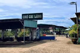 Khu chợ được đầu tư khang trang nhưng đìu hiu, vắng người mua bán và các điểm chợ tạm, chợ cóc tự phát đang hoạt động nhộn nhịp, gây lãng phí nguồn lực đầu tư.