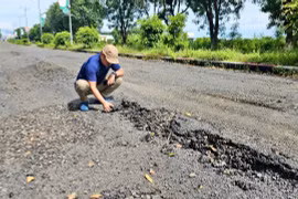 Tuyến đường tại trung tâm xã Ia Pa (tỉnh Gia Lai) vừa sửa chữa xong đã bị hư hỏng, UBND tỉnh Gia Lai yêu cầu kiểm điểm, làm rõ trách nhiệm của chủ đầu tư và các tổ chức liên quan về chất lượng thi công.