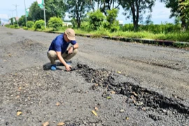 Tuyến đường tại trung tâm xã Ia Pa (tỉnh Gia Lai) vừa sửa chữa xong đã bị hư hỏng, UBND tỉnh Gia Lai yêu cầu kiểm điểm, làm rõ trách nhiệm của chủ đầu tư và các tổ chức liên quan về chất lượng thi công.