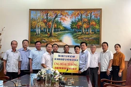 Đại diện Tổng Công ty Cà phê Việt Nam (VINACAFE) và các doanh nghiệp thành viên khu vực Tây Gia Lai trao 1 tỷ đồng hỗ trợ người dân bị thiệt hại nặng nề do mưa lũ.