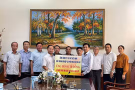 Đại diện Tổng Công ty Cà phê Việt Nam (VINACAFE) và các doanh nghiệp thành viên khu vực Tây Gia Lai trao 1 tỷ đồng hỗ trợ người dân bị thiệt hại nặng nề do mưa lũ.