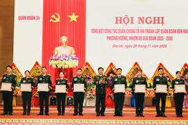 Thiếu tướng Nguyễn Trần Long, Phó Chính ủy Quân đoàn 34, trao bằng khen cho các tập thể và cá nhân có thành tích xuất sắc tại Hội nghị tổng kết công tác quần chúng.