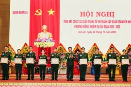 Thiếu tướng Nguyễn Trần Long, Phó Chính ủy Quân đoàn 34, trao bằng khen cho các tập thể và cá nhân có thành tích xuất sắc tại Hội nghị tổng kết công tác quần chúng.