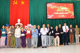 Phó Chủ tịch Thường trực UBND tỉnh Nguyễn Tuấn Thanh đến thăm, tặng quà Tết cho các gia đình chính sách, hộ nghèo và cận nghèo tại xã Vĩnh Quang và xã Bình Hiệp.