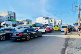 Tình trạng quá tải phương tiện trên tuyến Quốc lộ 1 trong khi dự án cao tốc Hoài Nhơn - Quy Nhơn và Quy Nhơn - Chí Thạnh vẫn chưa thể đưa vào khai thác tạm thời phục vụ Tết Bính Ngọ do thiếu các điều kiện an toàn kỹ thuật.