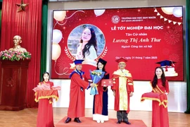 Trường Đại học Quy Nhơn trao bằng tốt nghiệp đại học hệ chính quy đợt 1 năm 2025 cho tân cử nhân. Ảnh: Nhật Trường