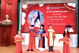 Trường Đại học Quy Nhơn trao bằng tốt nghiệp đại học hệ chính quy đợt 1 năm 2025 cho tân cử nhân. Ảnh: Nhật Trường