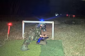 Bộ đội luyện tập thao tác lê thấp qua hàng rào. Ảnh: H.P