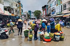 UBND tỉnh chỉ đạo tăng cường kiểm tra, xử lý, giải tỏa, di dời, xóa bỏ dứt điểm các chợ tự phát trên địa bàn. Ảnh: A.H