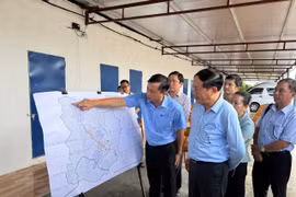 Chủ tịch UBND tỉnh Phạm Anh Tuấn nghe lãnh đạo xã Bình Khê báo cáo tình hình thu hút đầu tư tại Khu chăn nuôi tập trung Đồng Hào.