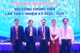 Ông Phạm Huy Vũ (giữa) nhận quyết định giữ chức vụ Chủ tịch Hội Công chứng viên tỉnh Gia Lai nhiệm kỳ 2025-2030, sau khi hoàn tất việc hợp nhất hai hội công chứng viên Gia Lai và Bình Định.