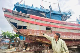 Ngư dân khẩn trương khắc phục tàu cá bị hư hỏng nặng do bão lũ, sửa chữa tàu để sớm vươn khơi trở lại, khôi phục sản xuất.