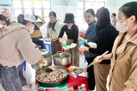 Lực lượng tại chỗ xã Uar, Gia Lai chuẩn bị bữa ăn nóng chu đáo cho hàng trăm hộ dân buôn Nu sơ tán tránh lũ trong đợt mưa lũ phức tạp.
