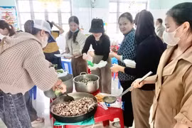 Lực lượng tại chỗ xã Uar, Gia Lai chuẩn bị bữa ăn nóng chu đáo cho hàng trăm hộ dân buôn Nu sơ tán tránh lũ trong đợt mưa lũ phức tạp.