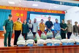 Đại diện Hội cựu TNXP Gia Lai trao quà cứu trợ cho các hội viên Cựu TNXP bị thiệt hại nặng nề sau cơn bão số 13 và đợt lũ tháng 11-2025