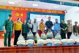 Đại diện Hội cựu TNXP Gia Lai trao quà cứu trợ cho các hội viên Cựu TNXP bị thiệt hại nặng nề sau cơn bão số 13 và đợt lũ tháng 11-2025