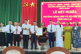 Phường Bồng Sơn và xã Chư Prông ký kết chương trình kết nghĩa. Ảnh: Rơ Lan Viện