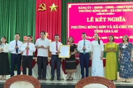 Phường Bồng Sơn và xã Chư Prông ký kết chương trình kết nghĩa. Ảnh: Rơ Lan Viện