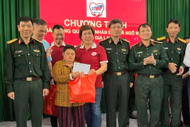 Đoàn công tác Bộ Quốc phòng thăm hỏi, tặng quà và khám bệnh miễn phí cho người dân xã Ngô Mây (Gia Lai), nhằm hỗ trợ người dân vùng lũ.