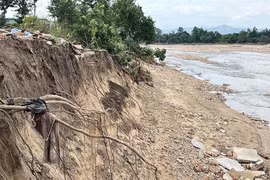 Dòng suối Ia Rsai bị thay đổi dòng chảy gây sạt lở đất nông nghiệp và nhà ở tại thôn Quỳnh Phụ, xã Ia Rsai, tỉnh Gia Lai.