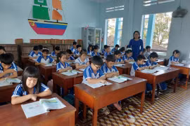 Học sinh trở lại trường, ngành giáo dục nỗ lực ổn định hoạt động dạy và học sau thiệt hại do bão số 13.