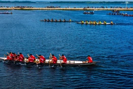 Không khí chuẩn bị và tập luyện rộn ràng cho hội đua thuyền truyền thống dịp Tết Nguyên đán Bính Ngọ 2026 tại các địa phương ven biển và vùng sông nước, thể hiện tinh thần thượng võ và nét đẹp văn hóa đặc sắc.