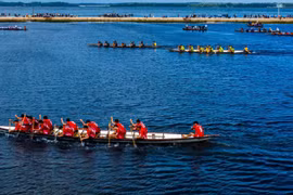 Không khí chuẩn bị và tập luyện rộn ràng cho hội đua thuyền truyền thống dịp Tết Nguyên đán Bính Ngọ 2026 tại các địa phương ven biển và vùng sông nước, thể hiện tinh thần thượng võ và nét đẹp văn hóa đặc sắc.