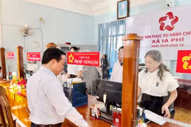 Phó Chủ tịch thường trực UBND tỉnh Nguyễn Tuấn Thanh kiểm tra công tác vận hành tại Trung tâm phục vụ hành chính công xã Ia Phí. Ảnh: Ngọc Luận