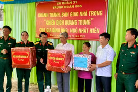 Trung đoàn 866, Sư đoàn 31 (Quân đoàn 34) bàn giao nhà cho người dân bị sập nhà do bão lũ tại tỉnh Gia Lai sáng 29-12.