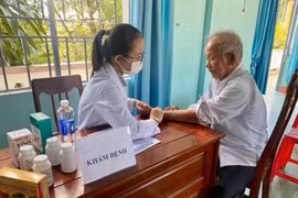 Người cao tuổi được tư vấn sức khỏe, khám lâm sàng tại chương trình.