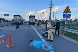 Hiện trường vụ xe máy va chạm xe tải chạy cùng chiều khiến 1 phụ nữ tử vong.