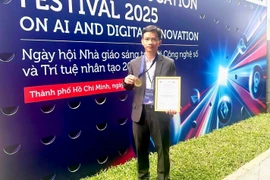 Thầy giáo Trần Quốc Quân (Trường THPT Tây Sơn) nhận giải nhất vòng Chung kết quốc gia giải thưởng Tiên phong ứng dụng AI trong Giáo dục Việt Nam 2025 tại TP. Hồ Chí Minh.