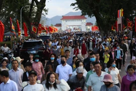 Dòng người nhộn nhịp trẩy hội Đống Đa tại Bảo tàng Quang Trung, xã Tây Sơn, tỉnh Gia Lai trong những ngày đầu xuân Bính Ngọ 2026 để chiêm bái, dâng hương và tham gia các hoạt động văn hóa lịch sử đặc sắc.