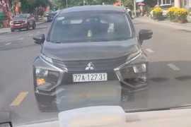 Lực lượng Cảnh sát giao thông Công an tỉnh Gia Lai lập biên bản vi phạm hành chính đối với bà B.T.P.M., tài xế điều khiển ô tô biển kiểm soát 77A-127.31 trong vụ việc hai xe ô tô dừng đối đầu nhau trên đường Xuân Diệu, phường Quy Nhơn.