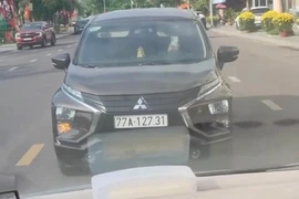 Lực lượng Cảnh sát giao thông Công an tỉnh Gia Lai lập biên bản vi phạm hành chính đối với bà B.T.P.M., tài xế điều khiển ô tô biển kiểm soát 77A-127.31 trong vụ việc hai xe ô tô dừng đối đầu nhau trên đường Xuân Diệu, phường Quy Nhơn.