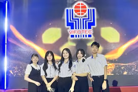 Nhóm học sinh Trường THPT số 2 Nguyễn Bỉnh Khiêm (Chư Sê) nhận giải khuyến khích với Bộ dụng cụ tăng hiệu quả học môn Lịch sử tại cuộc thi cấp quốc gia.