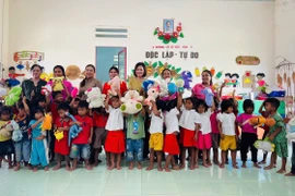 Câu lạc bộ Nhân đạo từ thiện Hội LHPN xã Uar triển khai chương trình ý nghĩa, là điểm tựa yêu thương cho phụ nữ và trẻ em nghèo.