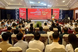 Ông Phạm Anh Tuấn-Chủ tịch UBND tỉnh cùng đại diện lãnh đạo Hội Doanh nhân trẻ Việt Nam chủ trì Diễn đàn kinh tế tư nhân Việt Nam 2025 cụm Nam Trung Bộ và Tây Nguyên. Ảnh: Hà Duy