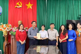 Báo và Phát thanh - Truyền hình Gia Lai trao tặng 5 triệu đồng từ quỹ bạn đọc Chương trình Nhịp cầu nhân ái cho em Võ Thuận Thảo, học sinh lớp 11A1 Trường THPT số 1 Trần Cao Vân.