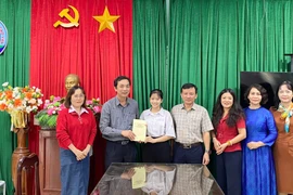 Báo và Phát thanh - Truyền hình Gia Lai trao tặng 5 triệu đồng từ quỹ bạn đọc Chương trình Nhịp cầu nhân ái cho em Võ Thuận Thảo, học sinh lớp 11A1 Trường THPT số 1 Trần Cao Vân.