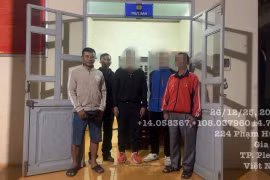 Lực lượng Công an xã Biển Hồ tiếp cận và hỗ trợ 2 nam thanh niên bị mắc kẹt trên núi Chư Nâm đưa xuống vùng an toàn.