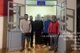 Lực lượng Công an xã Biển Hồ tiếp cận và hỗ trợ 2 nam thanh niên bị mắc kẹt trên núi Chư Nâm đưa xuống vùng an toàn.